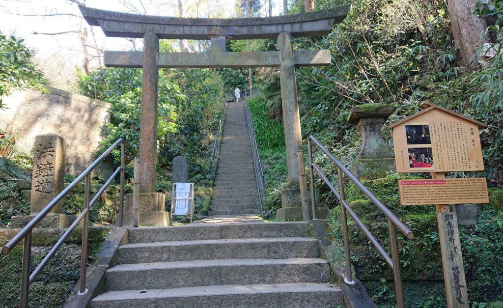 円覚寺　弁天堂に向かう階段