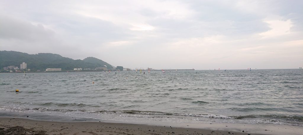 逗子海岸　西浜から葉山望む（ウィンドサーフィン（60艇以上） / Hayama from Zushi Beach (over 60 wind surfing)(2020 May 14th)