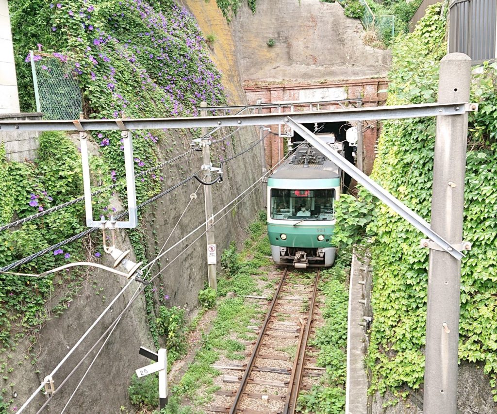 江ノ島電鉄（極楽寺前）/ Enoden train close to Gokuraku Temple Station