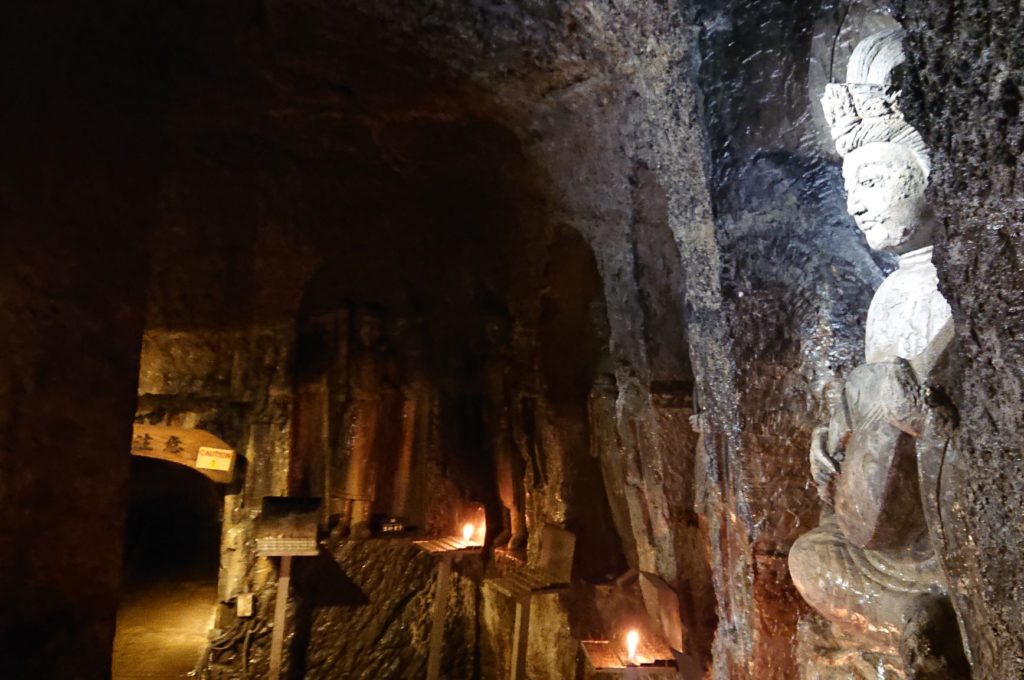 弁天窟内　長谷寺 / In the Bentan cave in Hase-dera temple