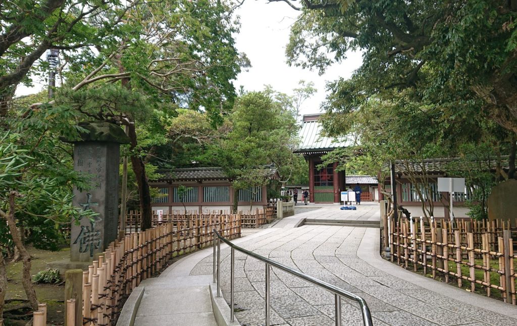 高徳院　境内入り口付近の参道（鎌倉）/ Approach of Kotokuin Temple in Kamakura