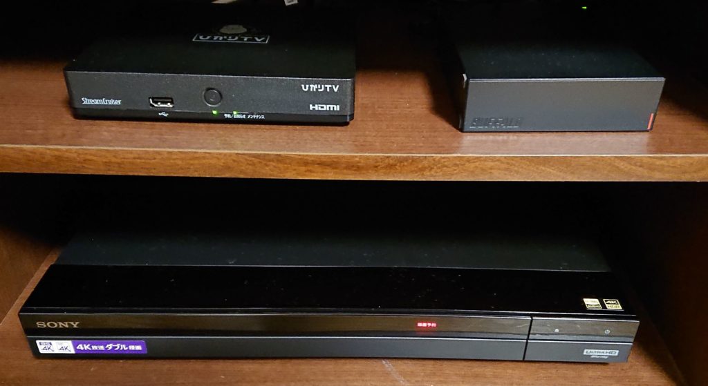 上段に「ひかりTV」チューナー（左）、BuffaloのUSB HDDレコーダー4TB（右）、下段には、昔撮影した子供成長記録ビデオの再生のみのブルーレイディスクレコーダー