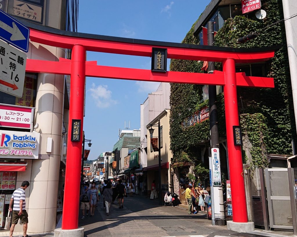 八幡宮近道　小町通りの鳥居 / Torii for the shortcut, Komachi street, to Tsurugaoka Hachimangu Shrine