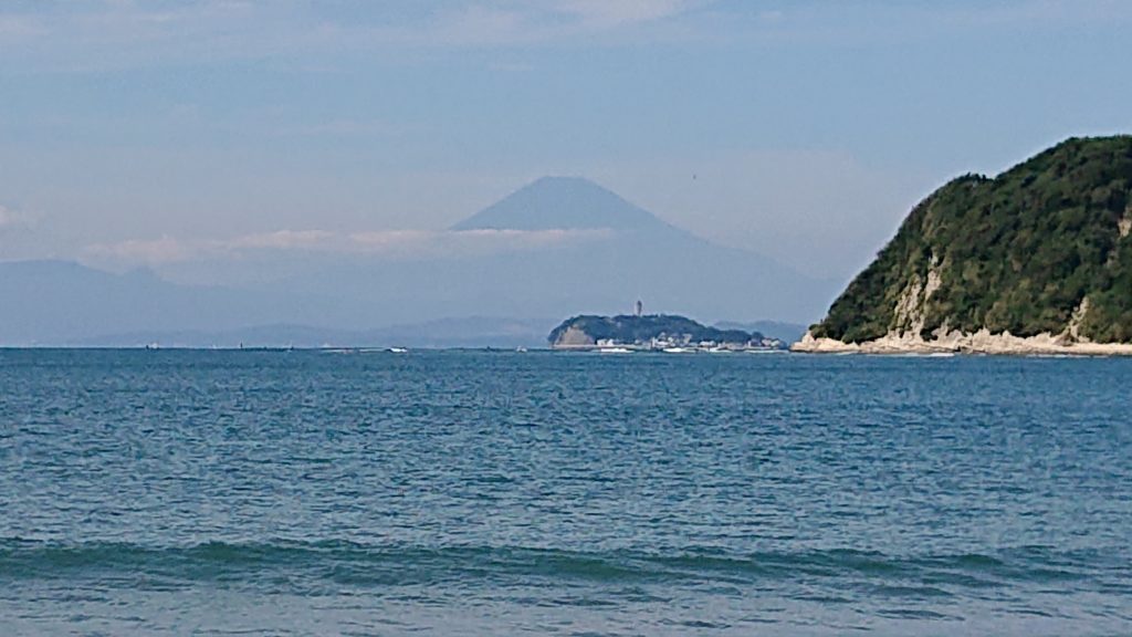 逗子海岸　中央から江ノ島、富士山を望む(Zoom) / Enoshima and Mt.Fuji from Zushi beach (2020 Sep 30th)