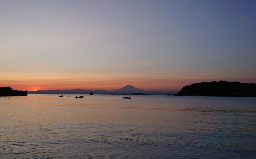 逗子海岸　東浜から江ノ島と富士山を望む / Enoshima and Mt.Fuji from Zushi Beach (2020 Oct 31st)