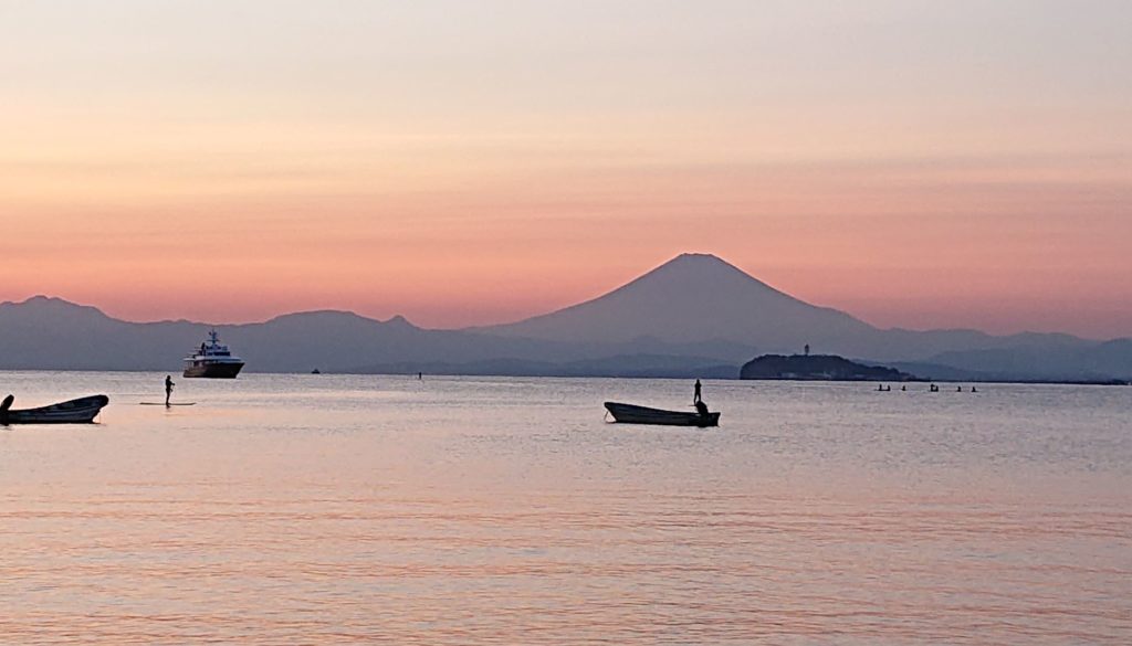 逗子海岸　東浜から江ノ島と富士山を望む 2/ Enoshima and Mt.Fuji from Zushi Beach (2020 Oct 31st)