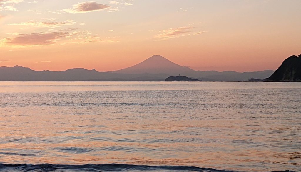 逗子海岸　東浜から江ノ島と富士山望む-2 / Enoshima and Mt.Fuji from Zushi Beach (2020 Nov 5th)