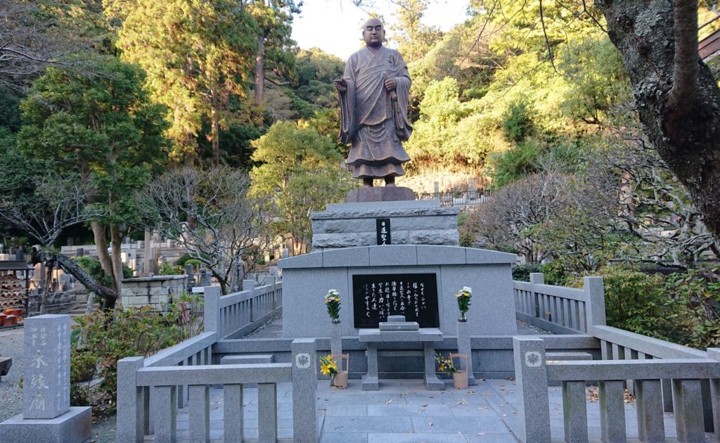 日蓮聖人銅像 / Nichiren statue