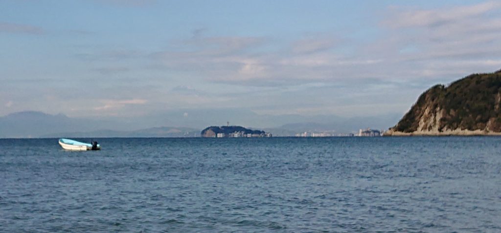 逗子海岸　東浜から江ノ島と富士山望む（拡大） / Enoshima and Mt.Fuji from Zushi Beach (2020 Dec 4th)