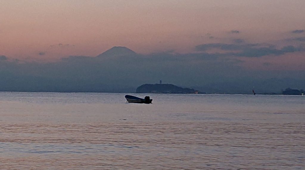 逗子海岸　東浜から江ノ島、富士山望む 2 / Enoshima and  Mt.Fuji from Zushi Beach (2020 Dec 6th)