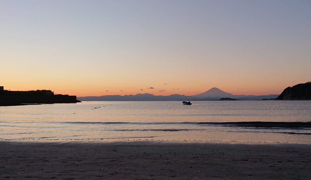 逗子海岸　東浜から江ノ島、富士山望む  / Enoshima and  Mt.Fuji from Zushi Beach (2020 Dec 21st)