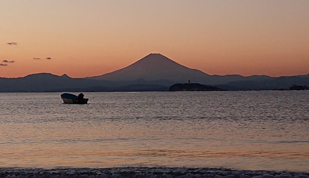 逗子海岸　東浜から江ノ島、富士山望む 2 / Enoshima and  Mt.Fuji from Zushi Beach (2020 Dec 21st)