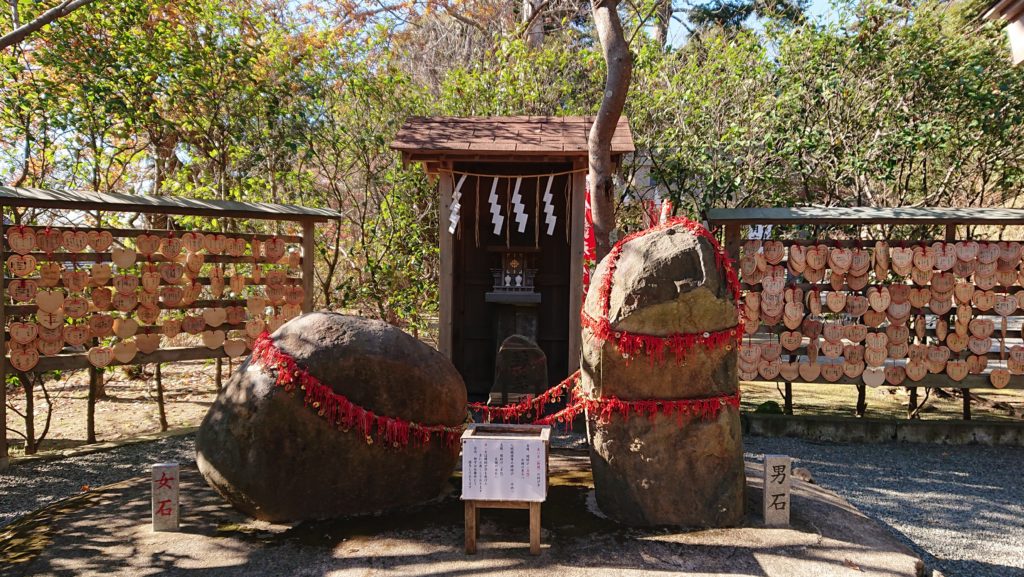 葛原岡神社　縁結び石 / Matchmaking Stone in Kuzuharaoka Shrine