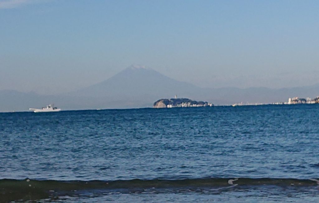 逗子海岸　東浜から富士山望む / Mt. Fuji from Zushi Beach (2020 Dec 25th)