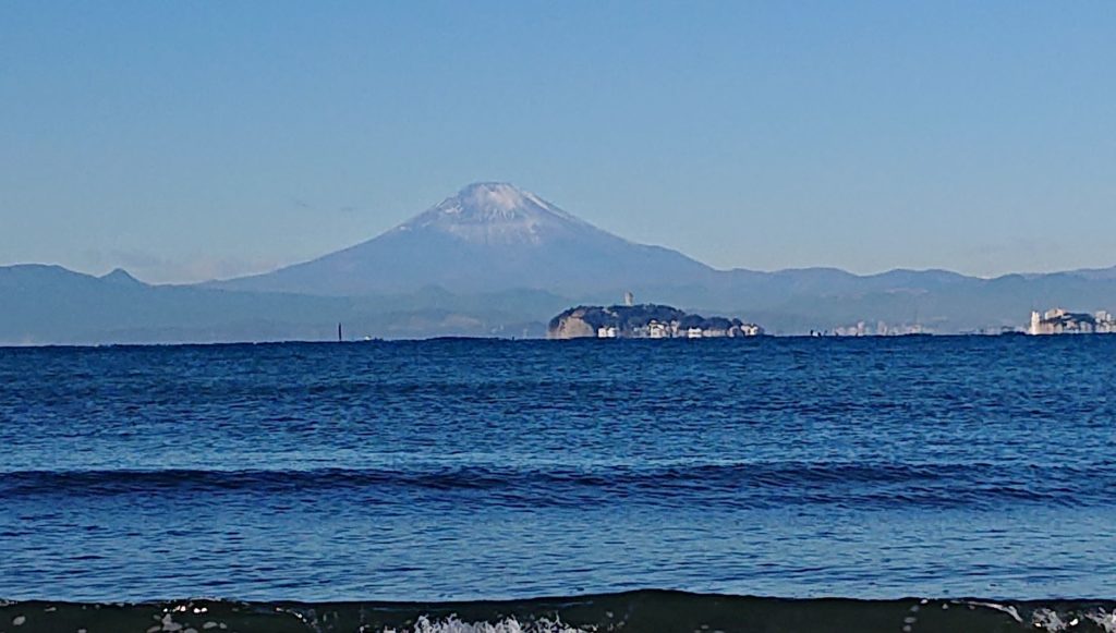 逗子海岸　東浜から江ノ島望む（拡大） / Enoshima and Mt.Fuji from Zushi Beach (2021 Jan 10th)