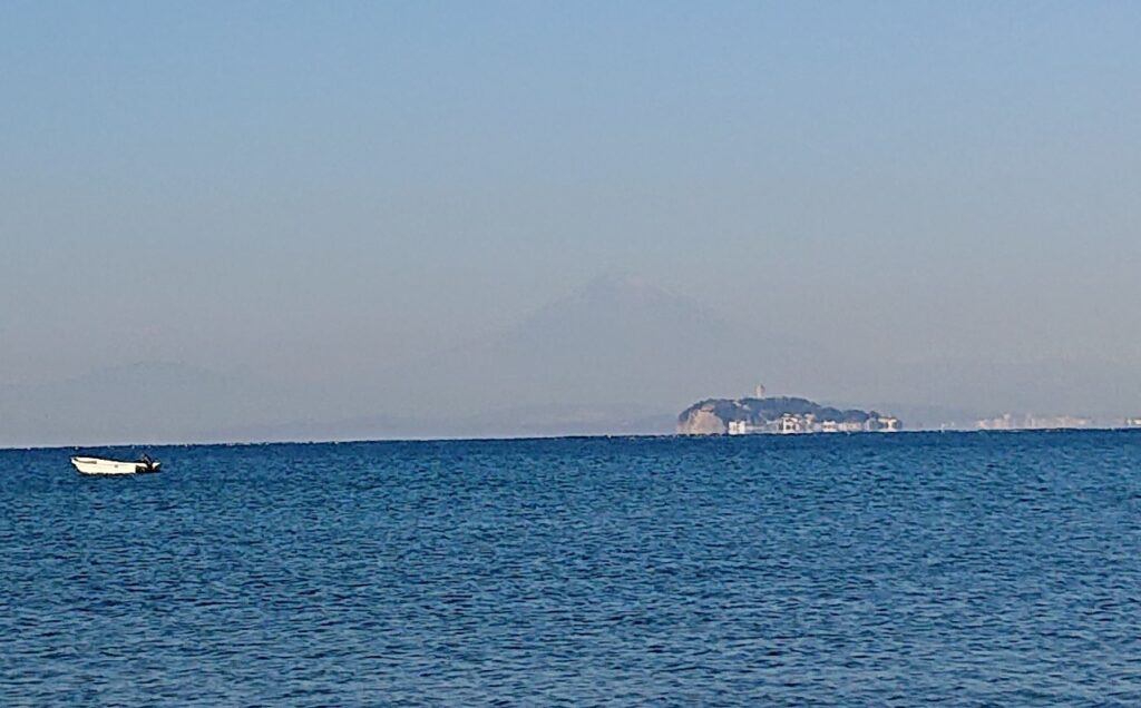 逗子海岸　東浜から江ノ島望む（拡大） / Enoshima and Mt.Fuji from Zushi Beach (2021 Jan 21st)