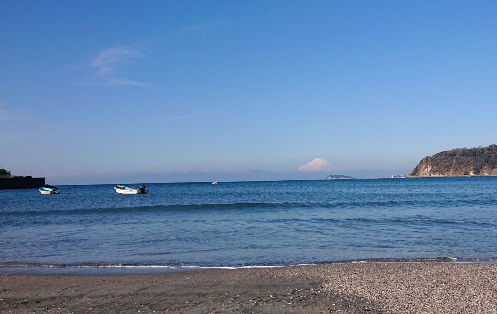 逗子海岸　東浜から江ノ島、富士山望む / Enoshima and Mt.Fuji from Zushi Beach (2021 Jan 25th)