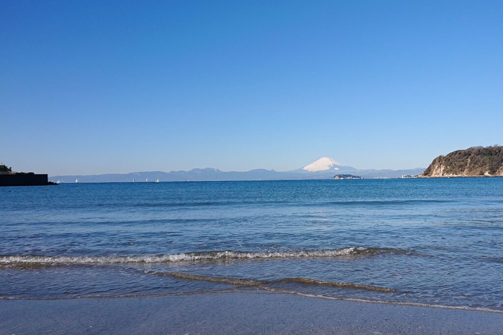 逗子海岸　東浜から江ノ島、富士山望む / Enoshima and Mt.Fuji from Zushi Beach (2021 Jan 30th)