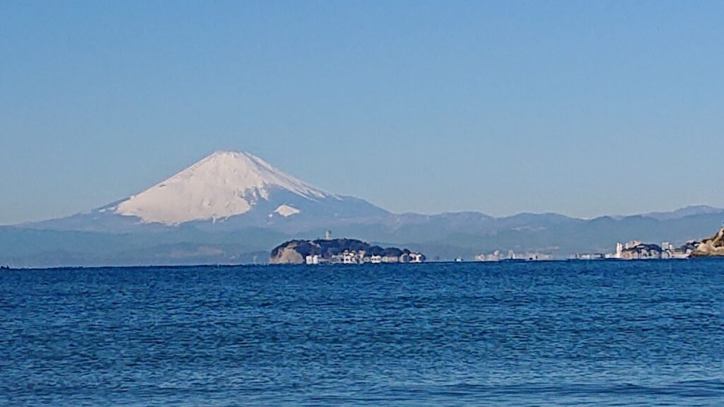 逗子海岸　東浜から江ノ島、富士山望む（拡大） / Enoshima and Mt.Fuji from Zushi Beach (2021 Jan 30th)