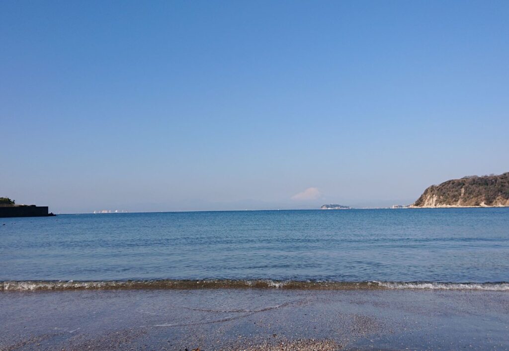 逗子海岸　東浜から江ノ島と富士山望む / Enoshima and Mt.Fuji from Zushi Beach (2021 Feb 7th)