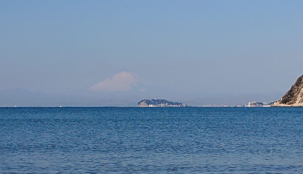 逗子海岸　東浜から江ノ島と富士山望む（拡大） / Enoshima and Mt.Fuji from Zushi Beach (2021 Feb 7th)