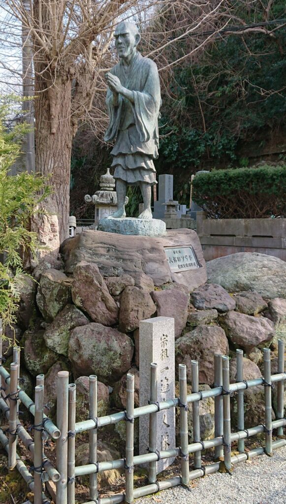 光触寺　一遍上人の像 /  Statue of the founder Ippen in  Kosokuji Temple