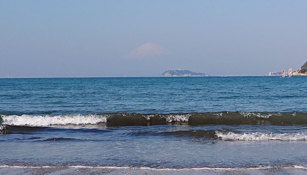 逗子海岸　東浜から江ノ島と富士山望む / Enoshima and Mt.Fuji from Zushi Beach (2021 Feb 21st)