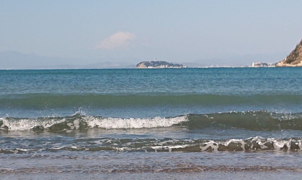 逗子海岸　東浜から江ノ島、富士山望む （拡大）/ Enoshima and Mt.Fuji from Zushi beach (2021 Feb 23th)