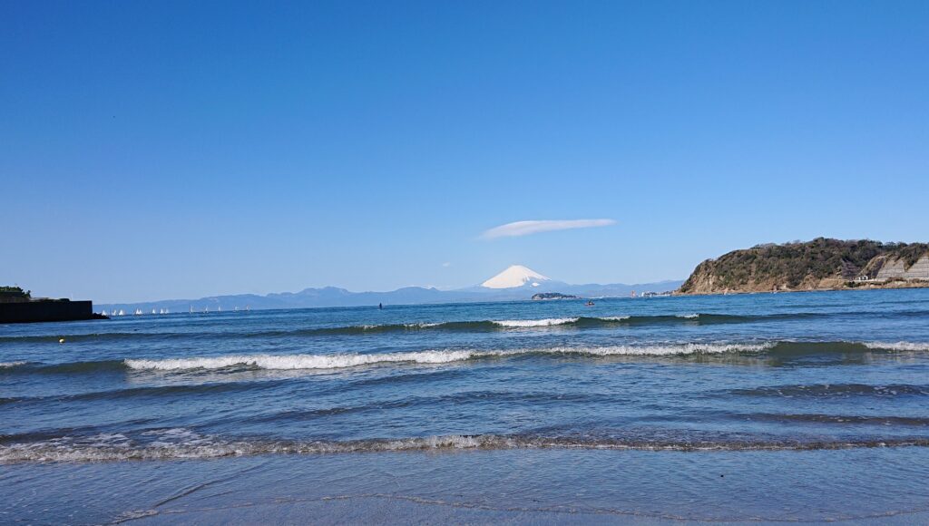 逗子海岸　東浜から江ノ島、富士山望む / Enoshima and Mt.Fuji from Zushi Beach (2021 March 14th)