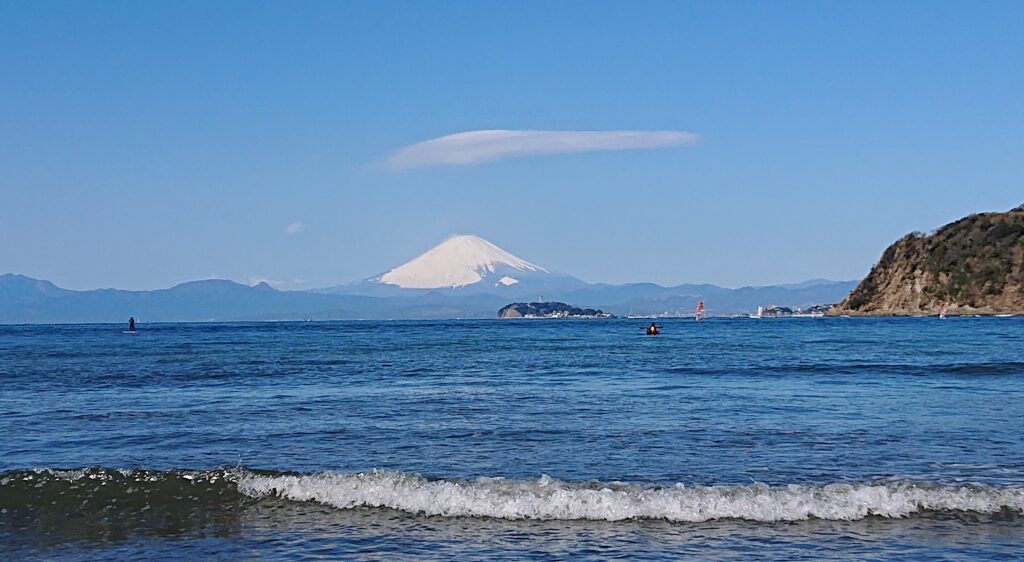 逗子海岸　東浜から江ノ島、富士山望む（拡大） / Enoshima and Mt.Fuji from Zushi Beach (2021 March 14th)