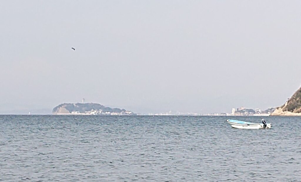 逗子海岸　東浜から江ノ島望む（拡大） / Enoshima from Zushi Beach (2021 Mar 19th)