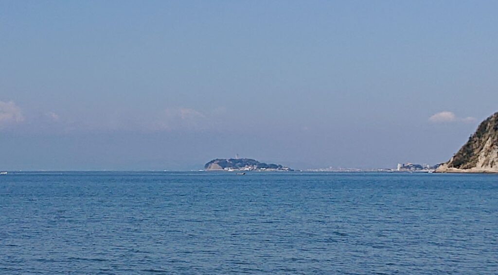 逗子海岸　東浜から江ノ島と富士山望む（拡大） / Enoshima and Mt.Fuji from Zushi Beach (2021 March 26th)
