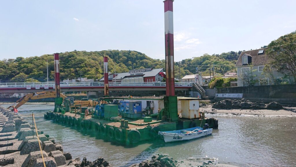 逗子海岸 田越川で作業中の重機 /  Heavy equipment on the Tagoe river (2021 April 9th)