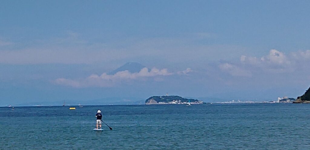 逗子海岸　東浜から江ノ島、富士山望む (拡大)/ Enoshima and Mt.Fuji from Zushi Beach (2021 July 17th)