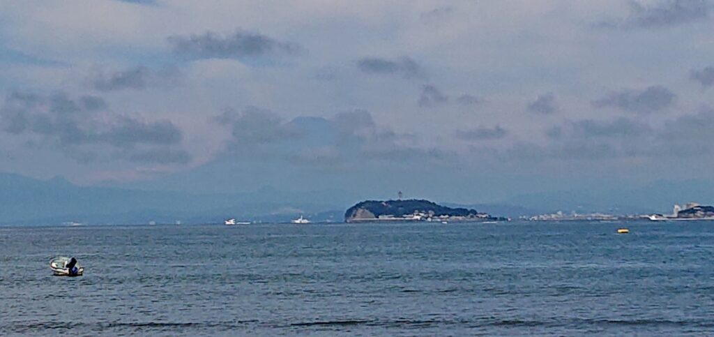 逗子海岸　東浜から江ノ島、富士山望む(拡大) / Enoshima and Mt.Fuji from Zushi Beach (2021 July 21th)