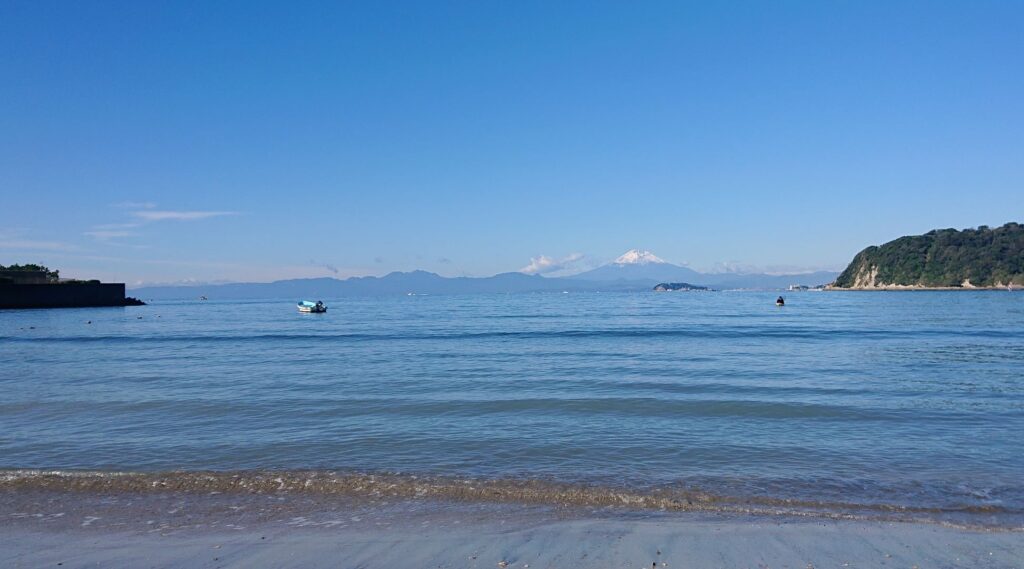 逗子海岸　東浜から江ノ島と富士山望む / Enoshima and Mt.Fuji from Zushi Beach (2021 Oct 20th)
