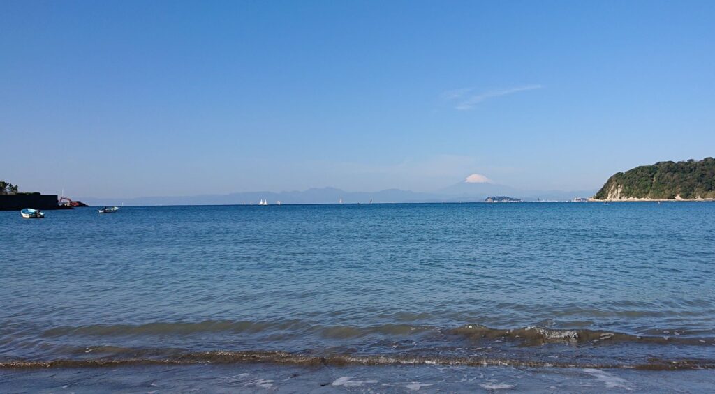 逗子海岸　東浜から江ノ島と富士山望む / Enoshima and Mt.Fuji from Zushi Beach (2021 Oct 30th)