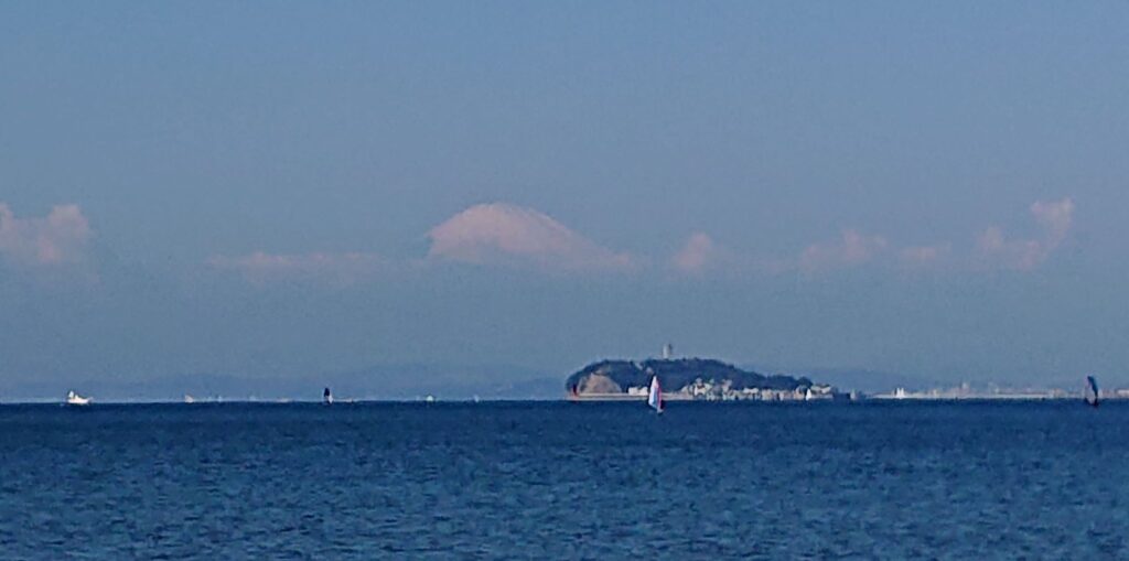 逗子海岸　東浜から江ノ島と富士山望む (拡大)/ Enoshima and Mt.Fuji from Zushi Beach (2021 Nov 3rd)