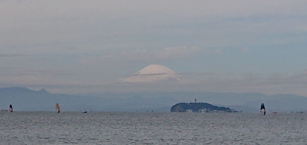 逗子海岸　東浜から江ノ島と富士山望む(拡大) / Enoshima and Mt.Fuji from Zushi Beach (2021 Nov 7th)