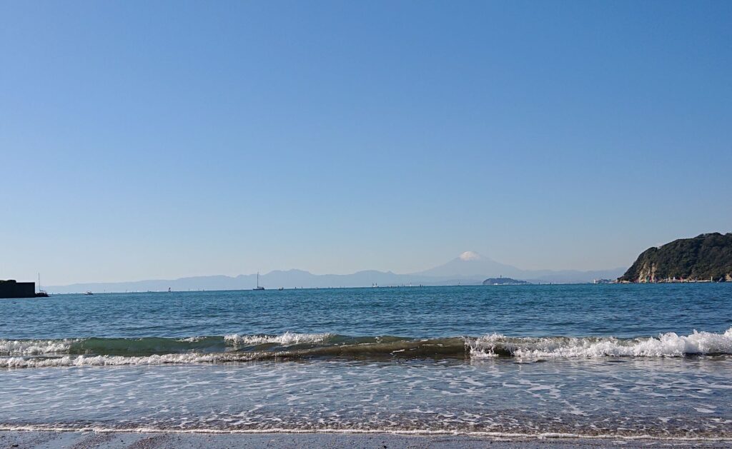 逗子海岸　東浜から江ノ島と富士山望む / Enoshima and Mt.Fuji from Zushi Beach (2021 Nov 13th)
