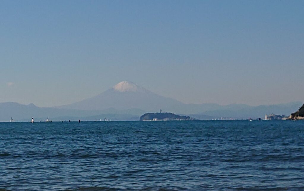 逗子海岸　東浜から江ノ島と富士山望む(拡大) / Enoshima and Mt.Fuji from Zushi Beach (2021 Nov 13th)