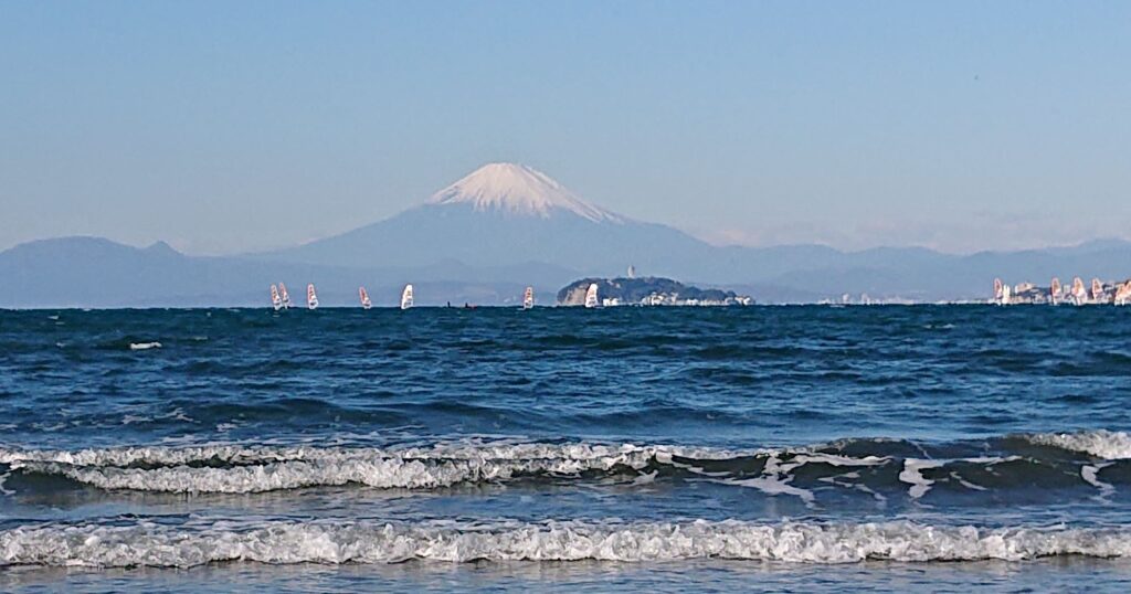 逗子海岸　東浜から江ノ島と富士山望む(拡大) / Enoshima and Mt.Fuji from Zushi Beach (2021Dec 4th)