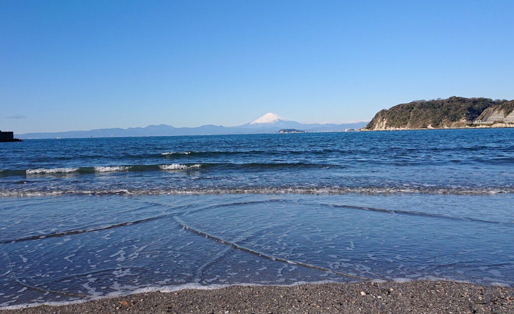 逗子海岸　東浜から江ノ島と富士山望む / Enoshima and Mt.Fuji from Zushi Beach (2021 Dec 19th)