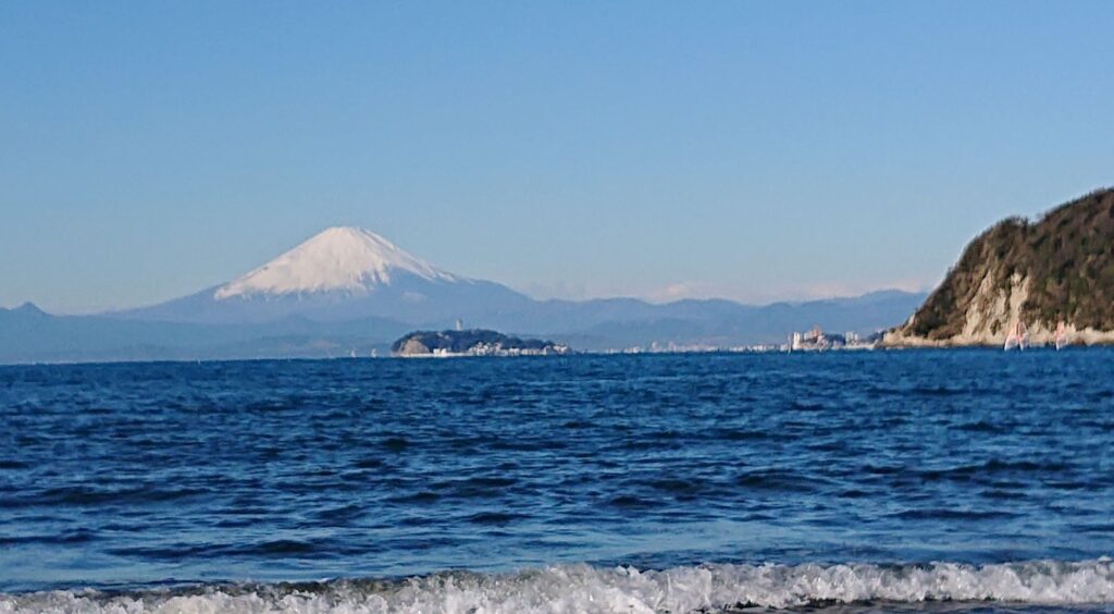 逗子海岸　東浜から江ノ島と富士山望む(拡大) / Enoshima and Mt.Fuji from Zushi  Beach (2021 Dec 19th)