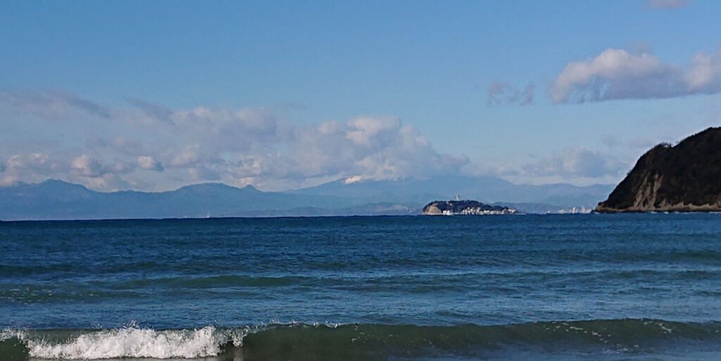 逗子海岸　東浜から江ノ島望む(拡大) / Enoshima and Mt.Fuji from Zushi Beach (2021 Dec 31st)