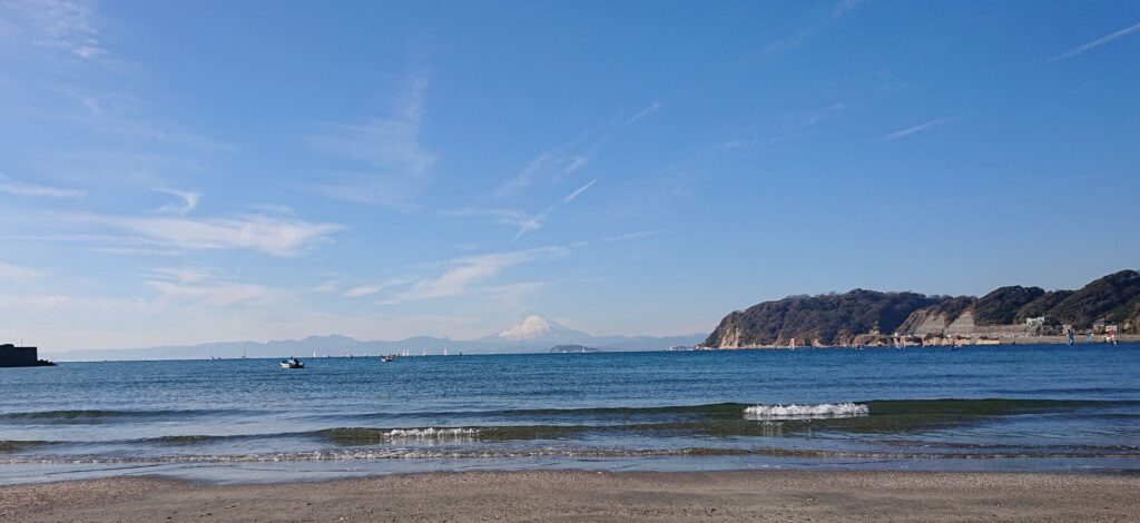 逗子海岸　東浜から江ノ島と富士山望む / Enoshima and Mt.Fuji from Zushi Beach (2022 Jan 9th)