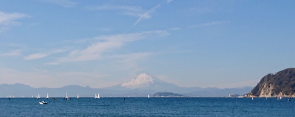 逗子海岸　東浜から江ノ島と富士山望む(拡大) / Enoshima and Mt.Fuji from Zushi Beach (2022 Jan 9th)
