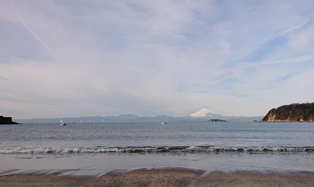 逗子海岸　東浜から江ノ島と富士山望む / Enoshima and Mt.Fuji from Zushi Beach (2022 Jan 15th)