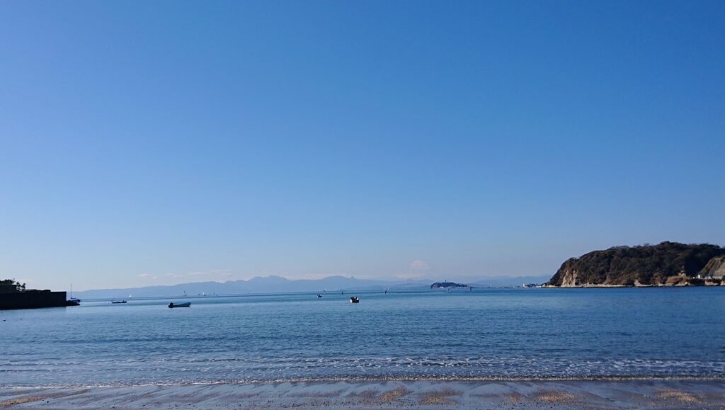 逗子海岸　東浜から江ノ島と富士山望む / Enoshima and Mt.Fuji from Zushi Beach (2022 Jan 22th)