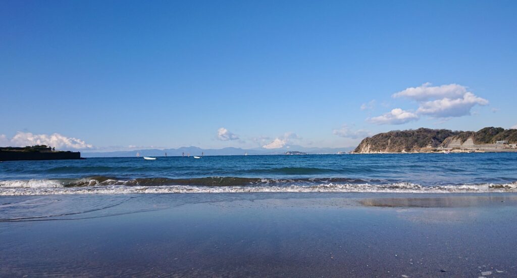 逗子海岸　東浜から江ノ島と富士山望む / Enoshima and Mt.Fuji from Zushi Beach (2022 Feb 5th)